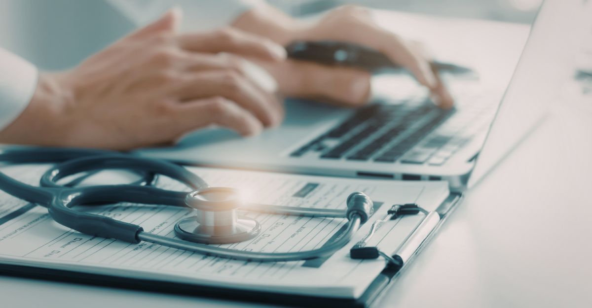 Un medico che lavora al computer