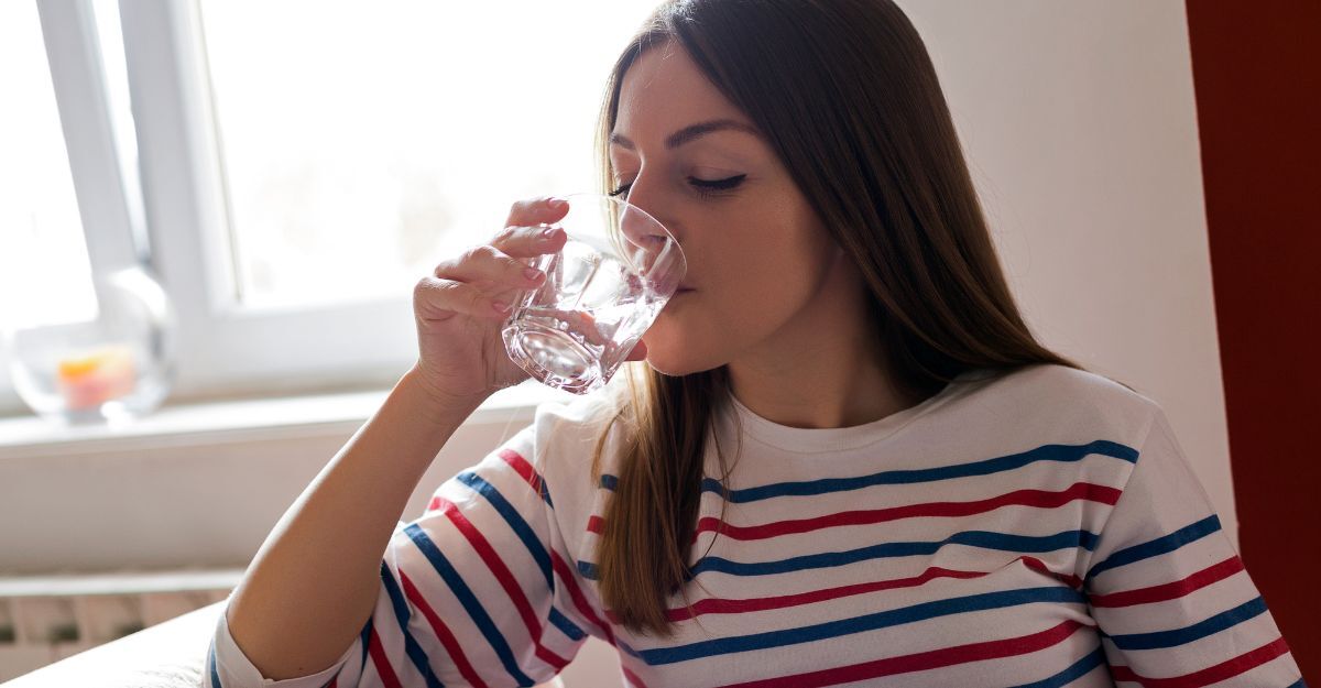 ragazza beve acqua dal bicchiere