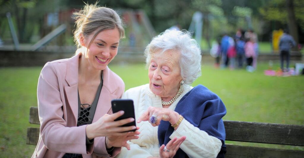 Una donna con Alzheimer con espressione sorpresa.