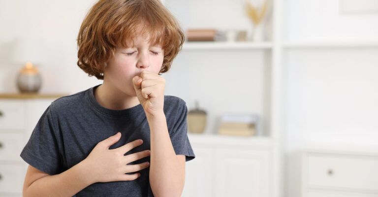 Un bambino che tossisce