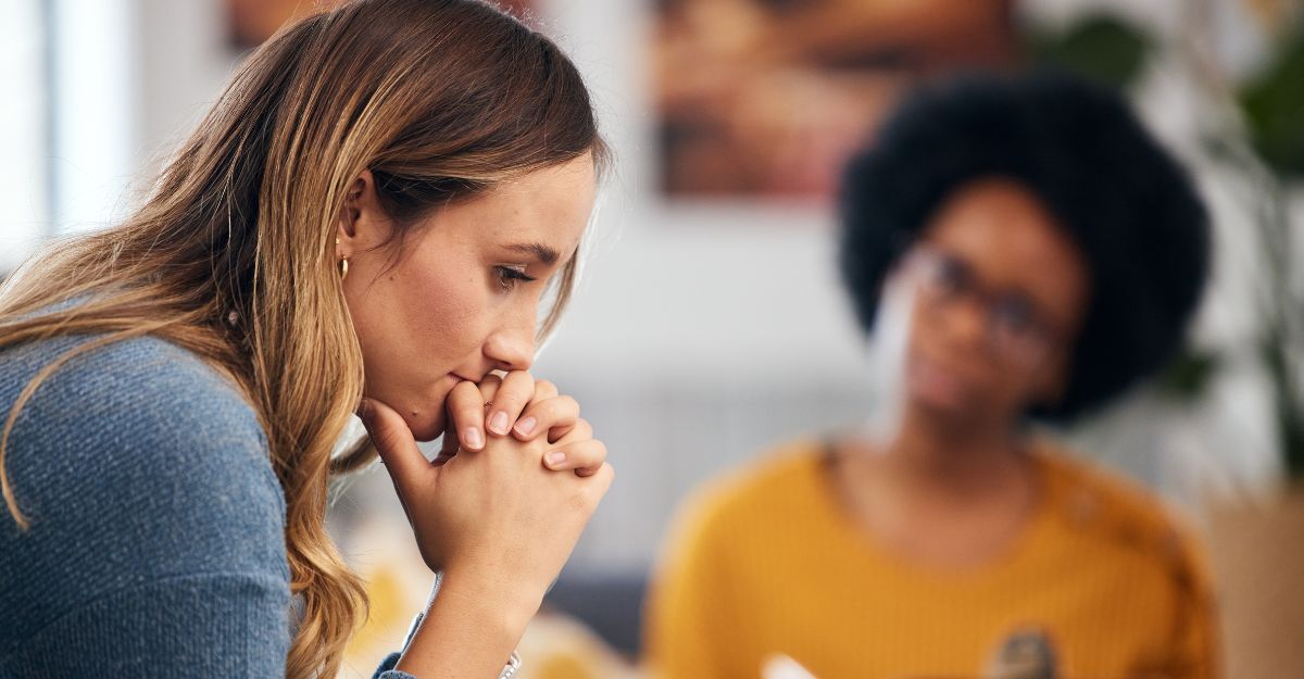 Pensieri femminili, stress e terapia da parte di uno psicologo, terapeuta o professionista sanitario con valutazione tramite checklist. Cliente e terapeuta scrivono per supporto o consulenza sulla salute mentale in caso di debiti o crisi.