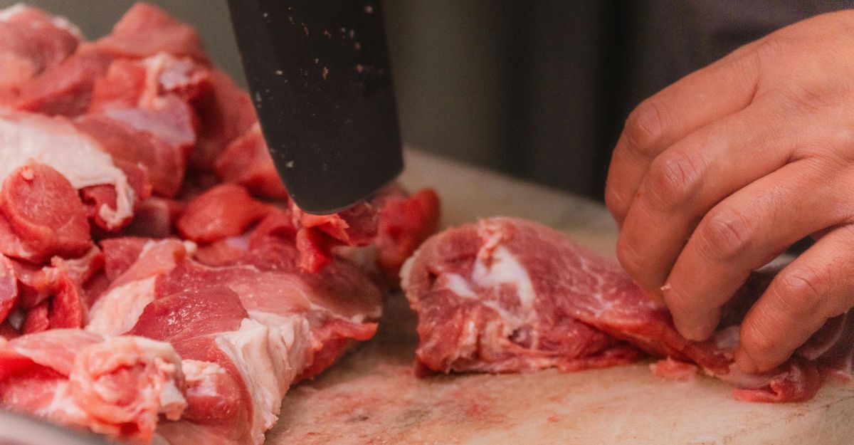 Un uomo che taglia della carne