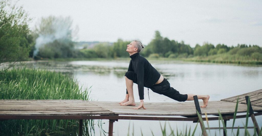 persona-che-fa-yoga-allaperto