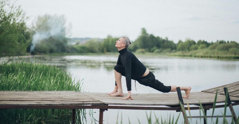 persona-che-fa-yoga-allaperto