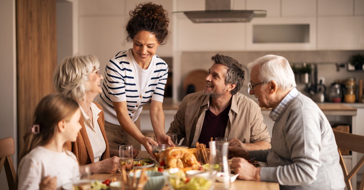 Una famiglia multigenerazionale felice si gode insieme un pranzo festivo.