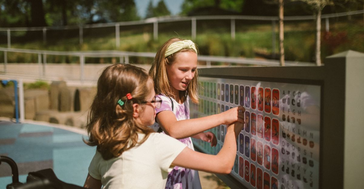 Delle ragazze in un parco che giovano con una tabella con lettere