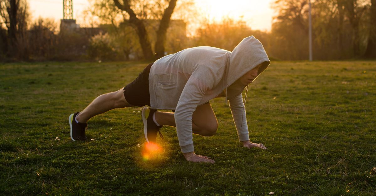 persona-che-si-allena-al-parco-al-mattino-presto