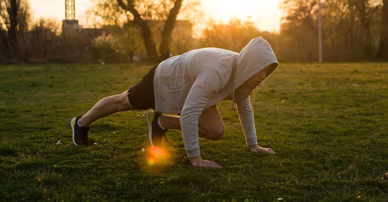 persona-che-si-allena-al-parco-al-mattino-presto