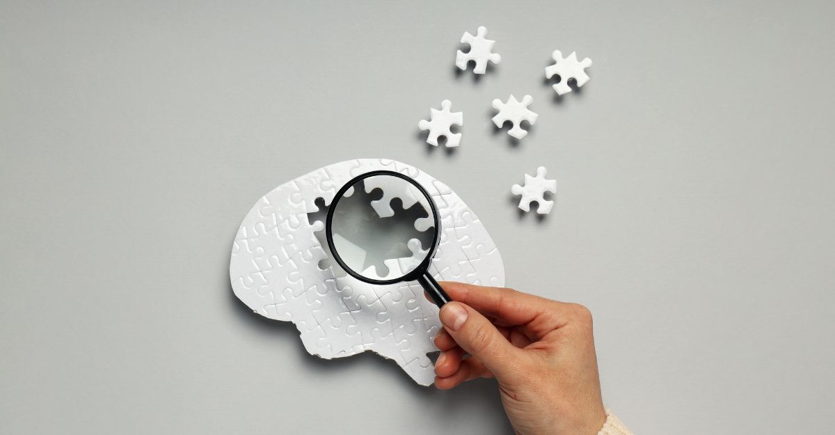 forma-del-cervello-come-puzzle-sotto-lente-dingrandimento