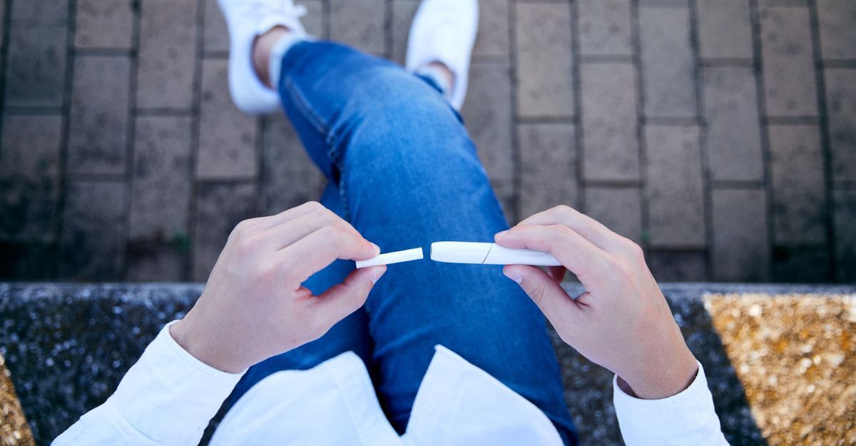 persona-con-sigaretta-elettronica