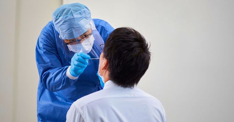 Un'infermiera effettua un tampone per variante Covid.