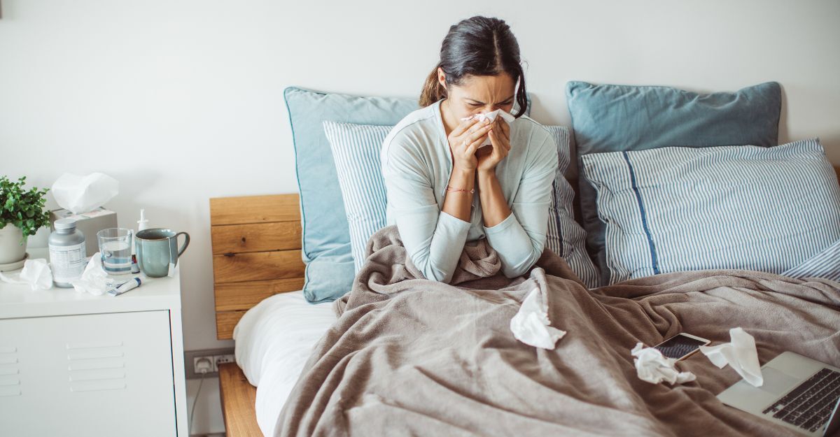 Una donna a letto con l'influenza