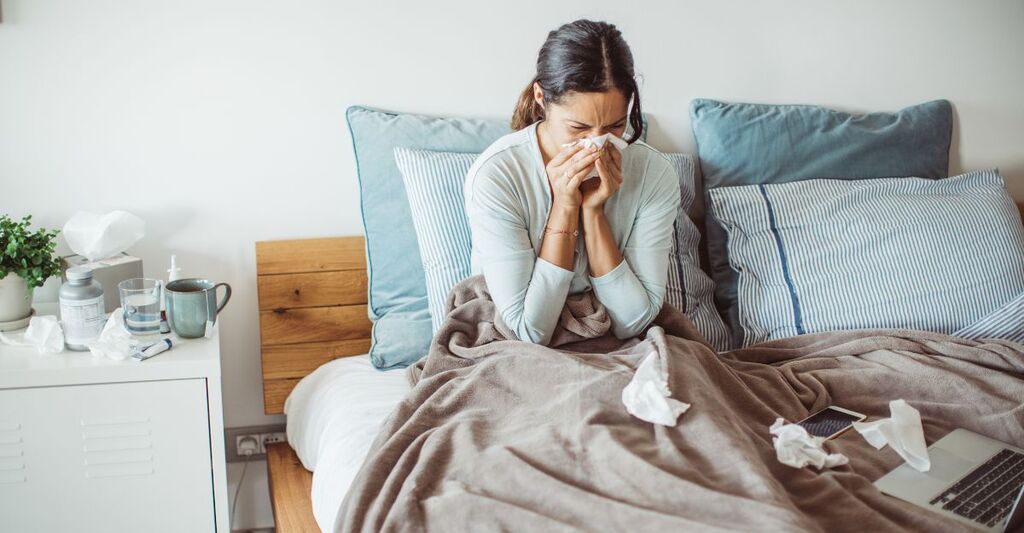 Una donna a letto con l'influenza