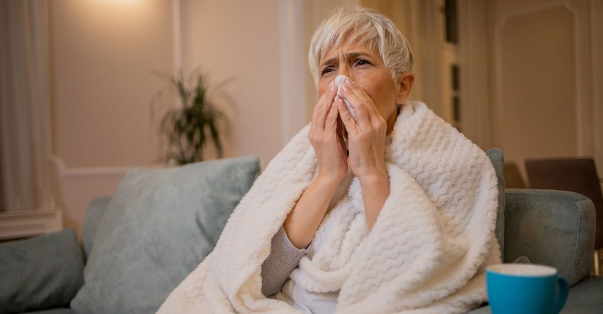 Una donna sul divano con l'influenza