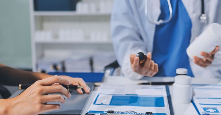 Un team internazionale di medici professionisti si riunisce in una sala conferenze di un ospedale moderno. Concetto di sviluppo sanitario e medico.