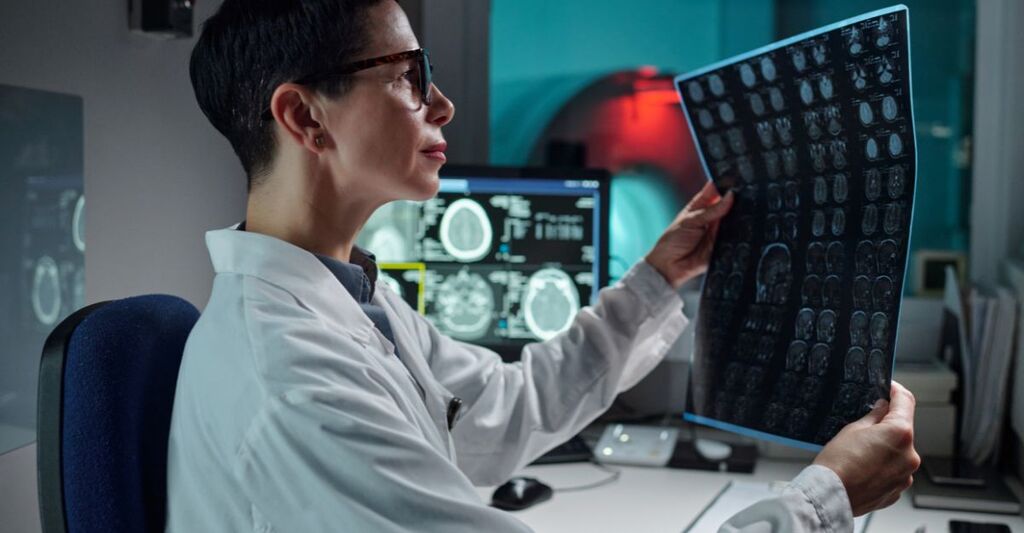 Un medico donna che guarda la lastra di un cervello