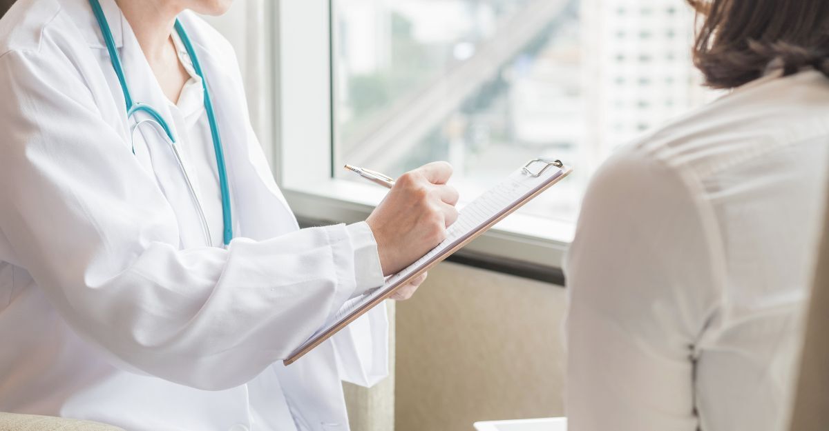 Un medico (ginecologo o psichiatra) visita e controlla la salute di una paziente in una clinica o in un centro di assistenza sanitaria ospedaliera.