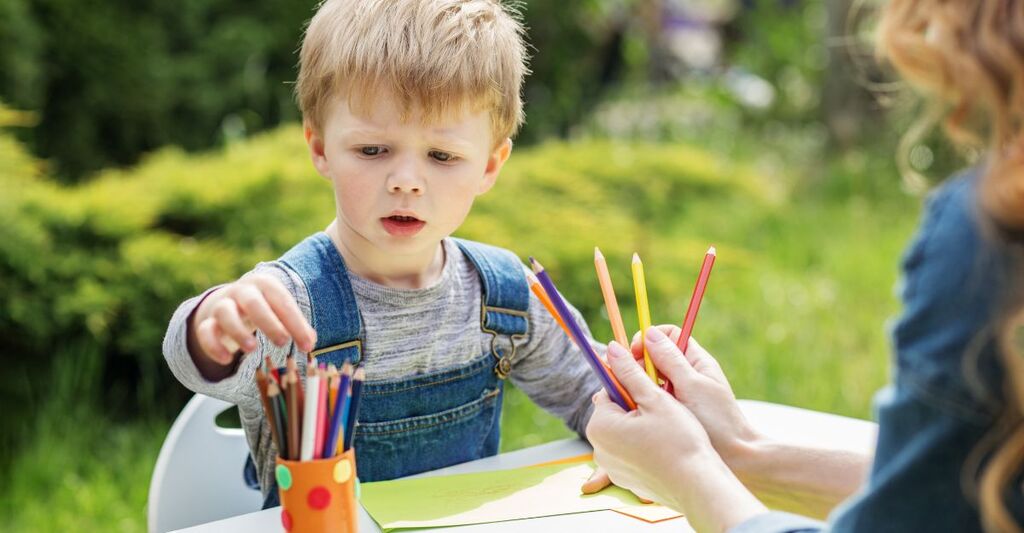 bambino che gioca con i colori