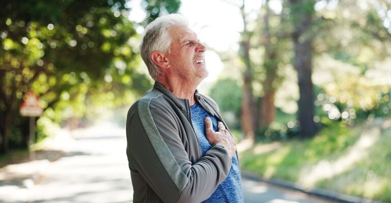 Una persona con la mano sul petto