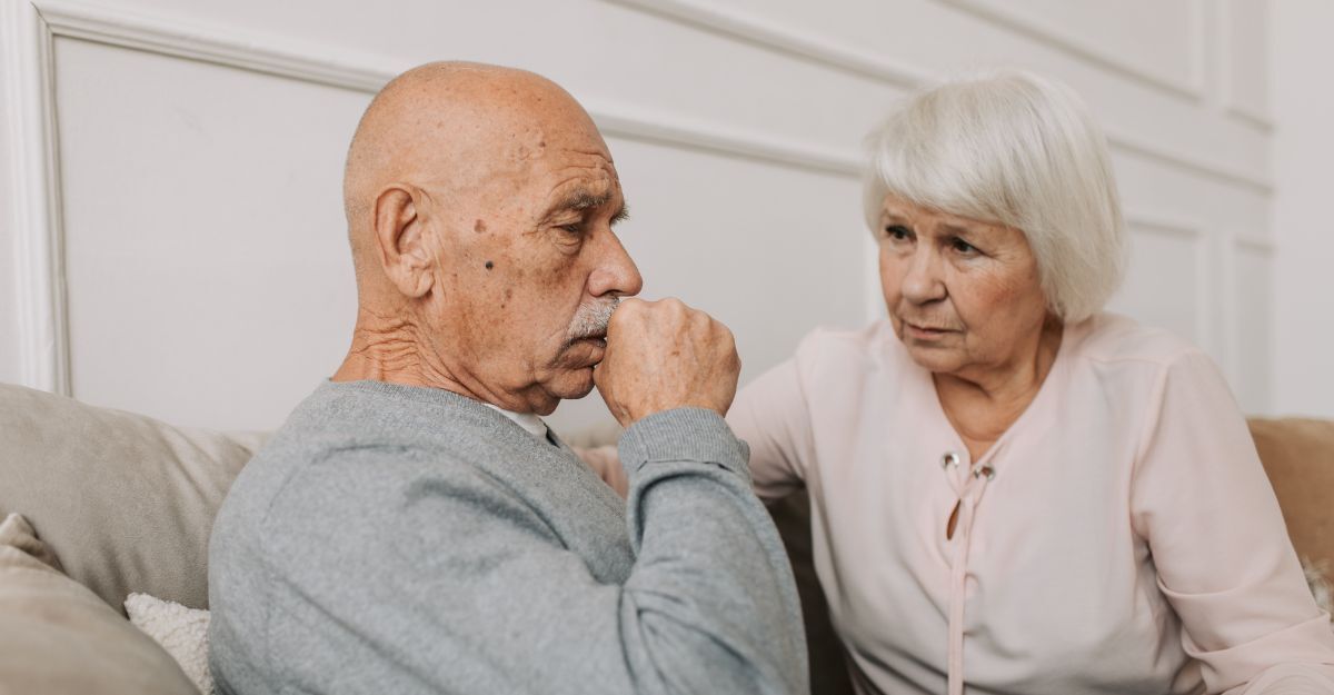 Un uomo con demenza ha una semplice infezione e tossisce.