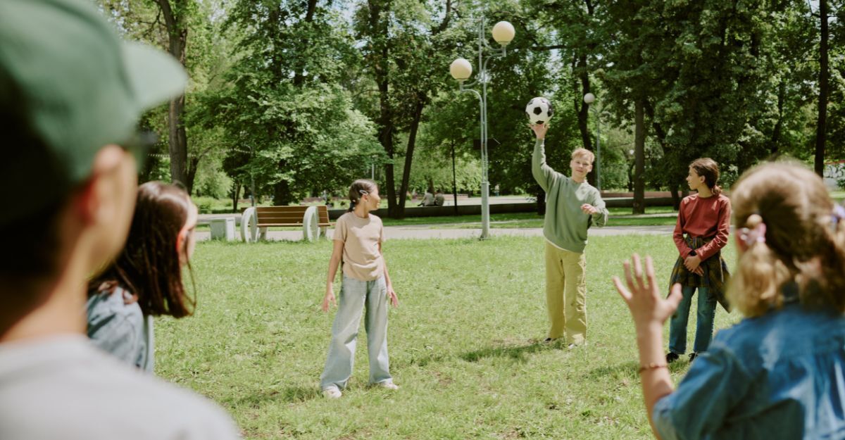 Dei ragazzi che giocano in un parco all'aperto