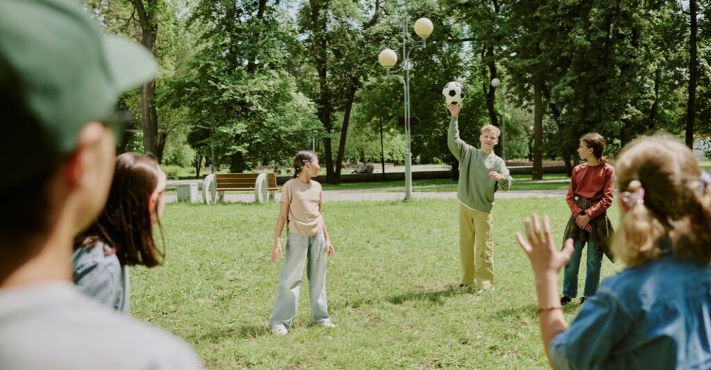 Dei ragazzi che giocano in un parco all'aperto