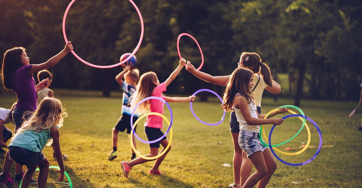 Dei bambini che giocano in un parco all'aperto