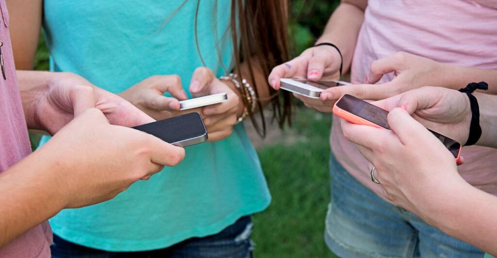 3 ragazze con smartphone in mano