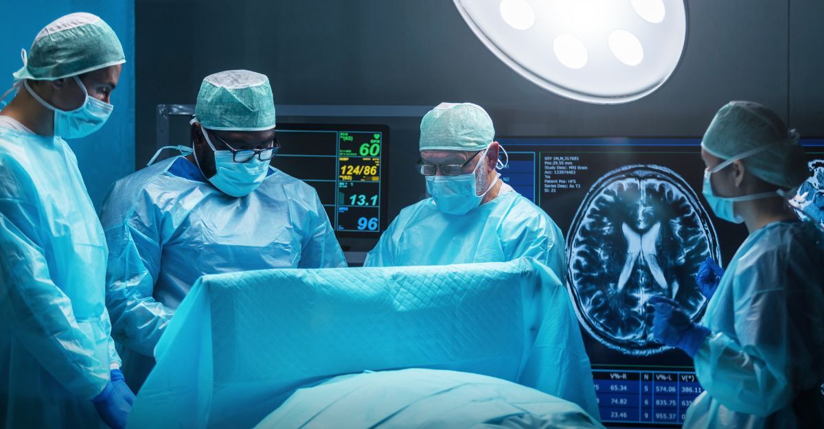 Un team eterogeneo di chirurghi professionisti esegue interventi chirurgici in sala operatoria utilizzando attrezzature all'avanguardia. I medici lavorano per salvare un paziente in un ospedale moderno. Medicina, tecnologia e assistenza sanitaria.