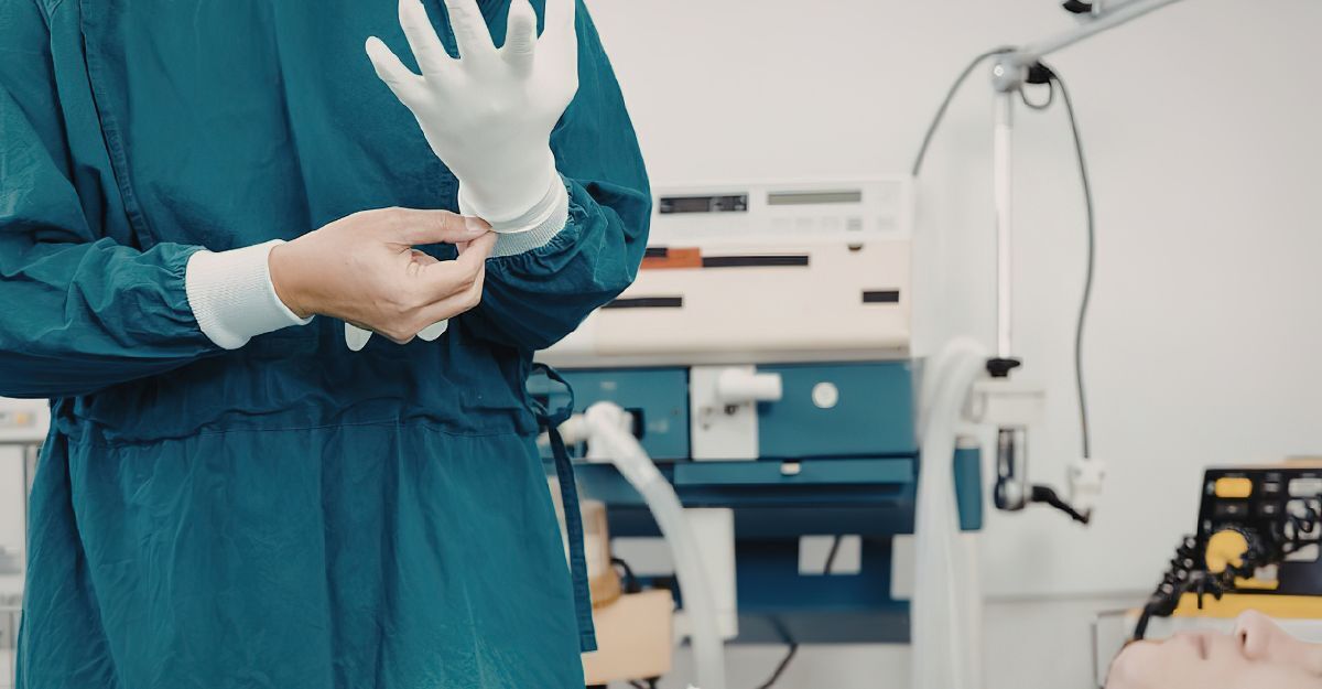 Un chirurgo che opera