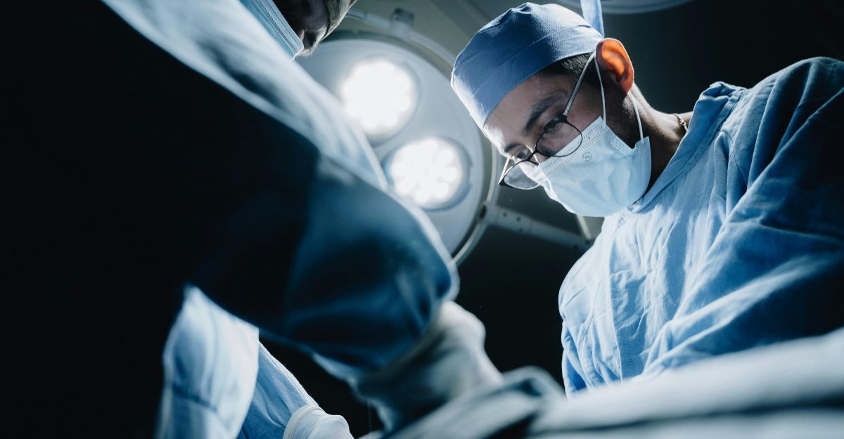 Un chirurgo che opera