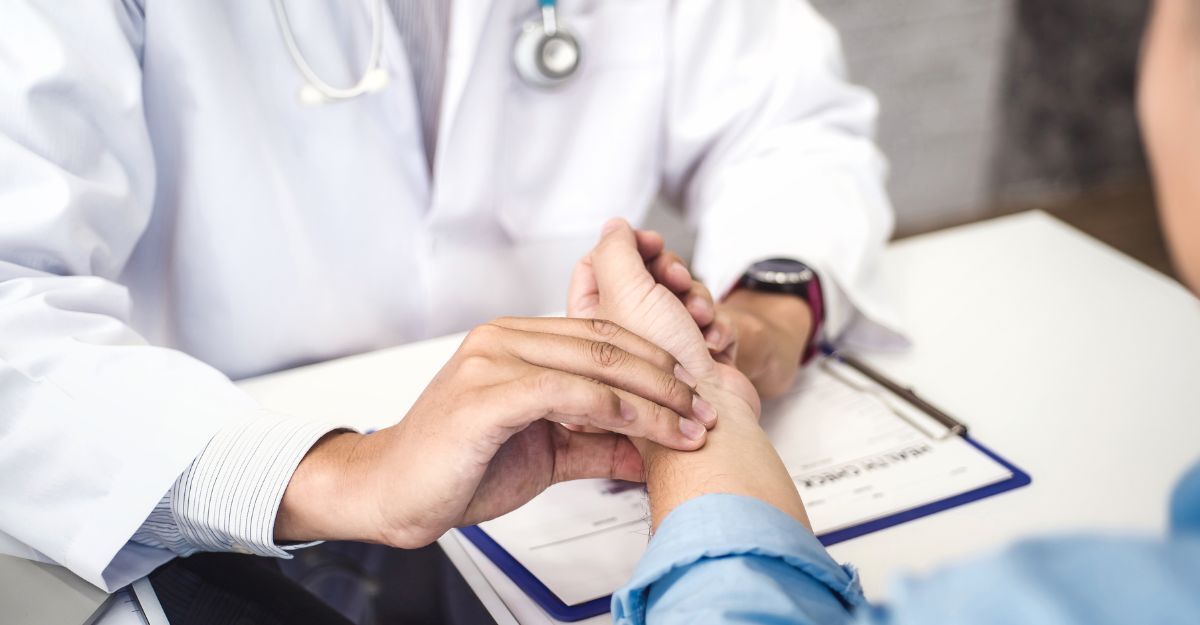 Un medico che controlla il polso di un paziente durante una visita medica.