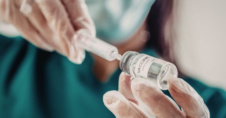 Un medico che preleva il siero di un vaccino