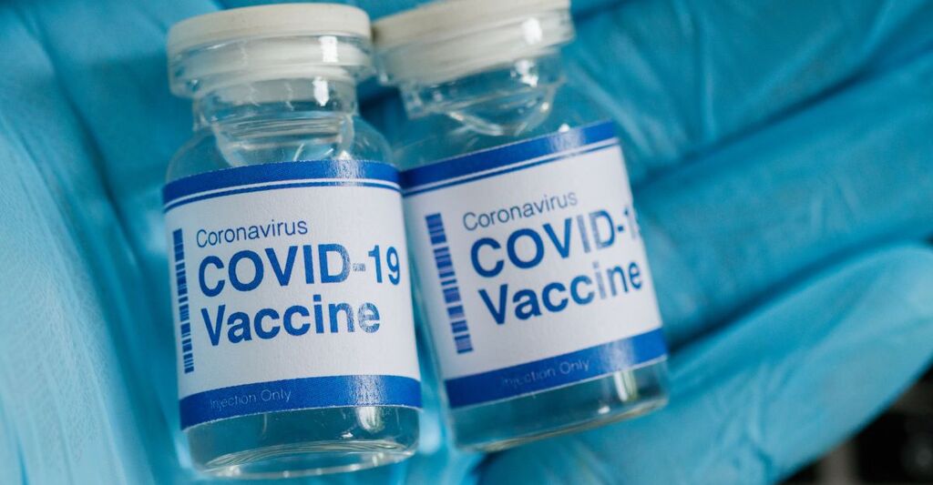 due fialette di vaccino covid