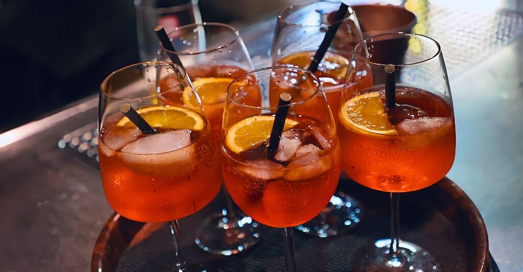 vassoio-pieno-di-aperol-spritz
