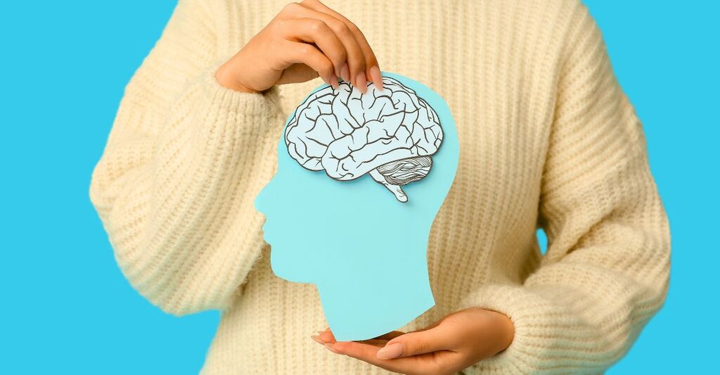 donna-che-tiene-tra-le-mani-cartoncino-che-rappresenta-il-cervello-umano