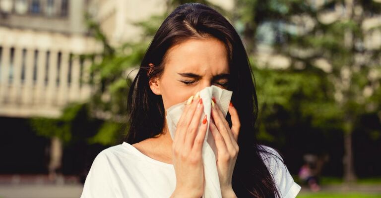 donna-con-allergia-che-si-soffia-il-naso