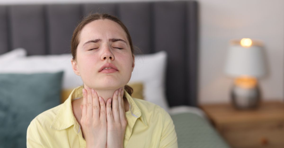 ragazza si tocca la gola dolorante