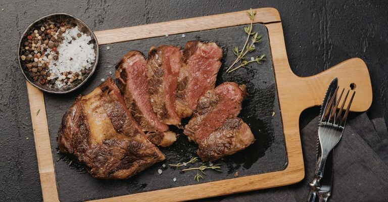 Tagliata di carne come quella dei lotti richiamati da Lidl e Coop.