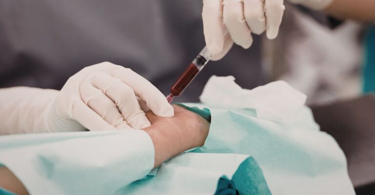 Un infermiere fa il prelievo per scoprire più tumori.