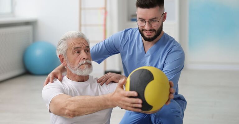 uomo anziano fa attività fisica