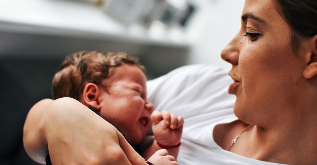 mamma tiene in braccio neonato