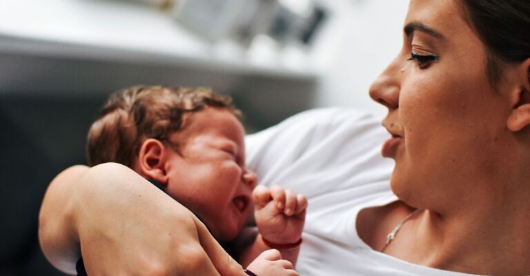 mamma tiene in braccio neonato