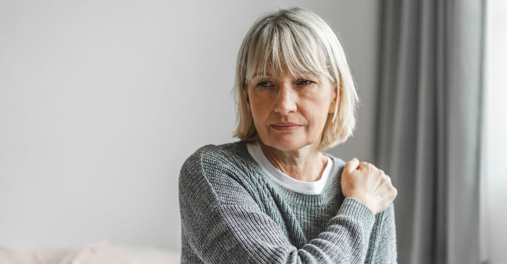 Anziana malata che si tocca il collo e avverte dolore a spalle e collo. Concetto di assistenza sanitaria e medicina.
