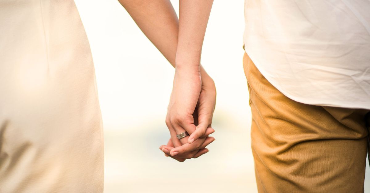 due-persone-si-tengono-per-mano