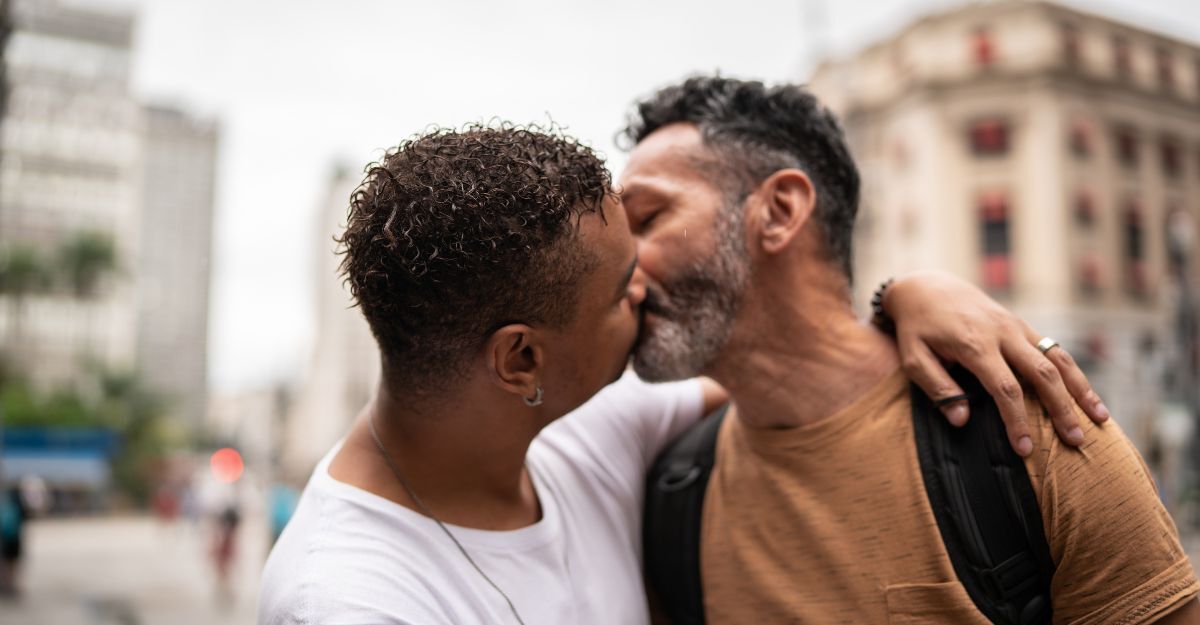 Una coppia che si bacia