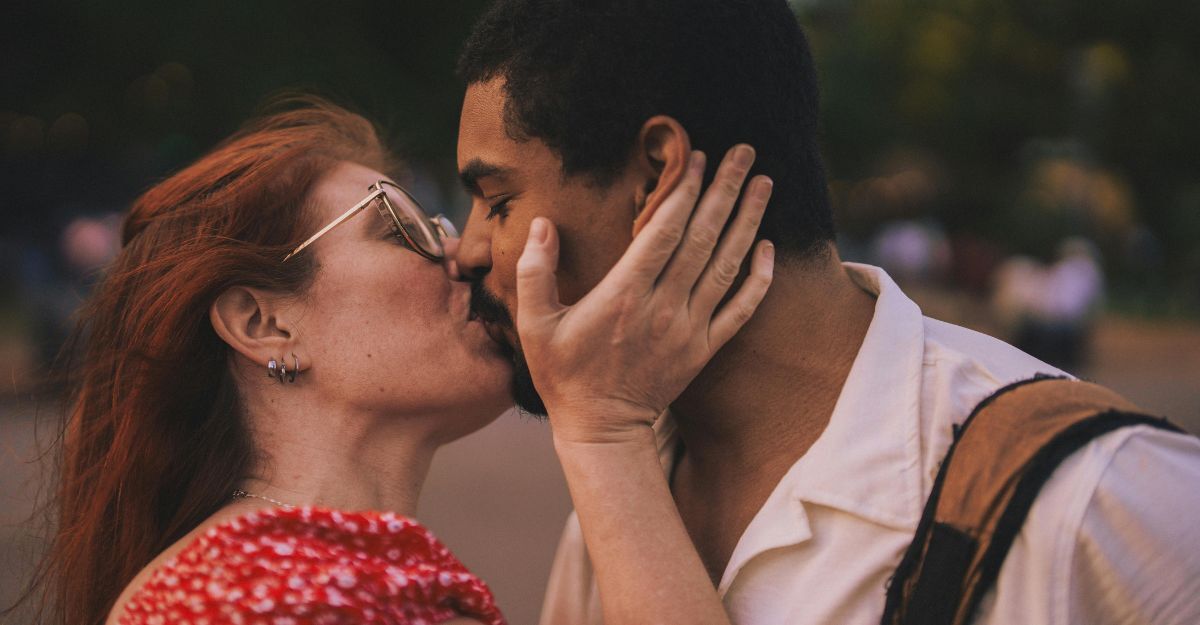 Una coppia che si bacia