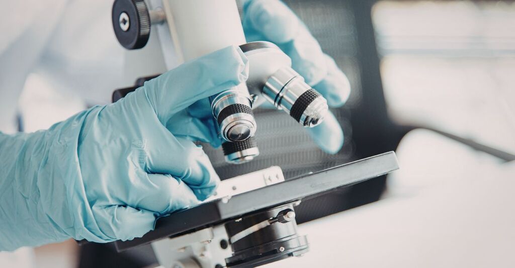 microscopia all'interno di un laboratorio