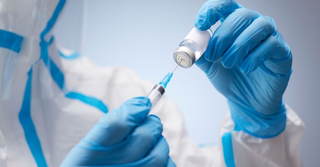 Un medico effettua il vaccino antinfluenzale.