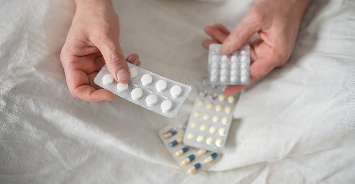 Confezioni blister di pillole nelle mani di un uomo anziano